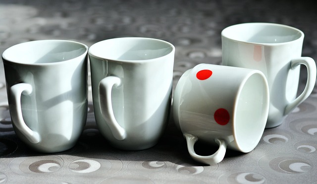 7 trucos para posicionar tu negocio online sin pagar Tazas blancas y una con lunares rojos que se diferencia de las demás